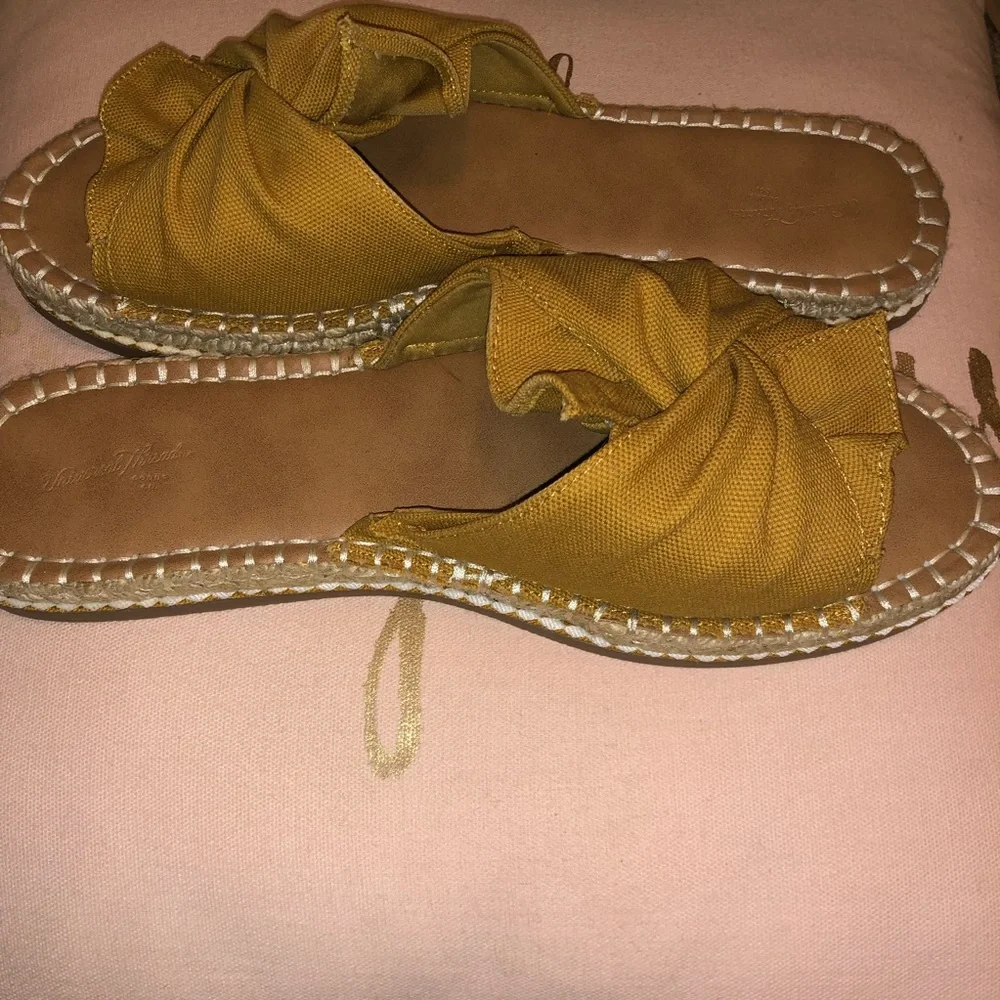 Flat espadrille cloth sandals. - Picture 4 of 5
